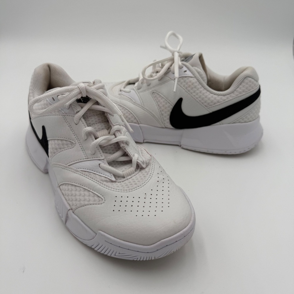 Nike Women's Lace Up Tennis Court Shoes Sneakers 10 Athletic Sporty Gym Workout